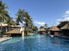 今日もサーフィンの予約を入れたけど、その時間まではホテルプールで過ごす。