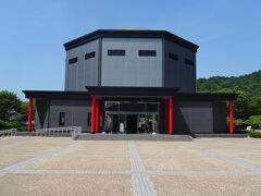 それじャ、安土城天主信長の館に。
いざ…参るヨ！！
外観は天主の八角堂を模しているネ。