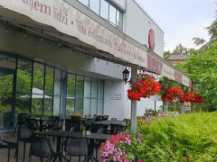 本日は暖かいのでテラスで朝食