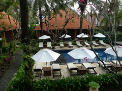 6月9日（月）

☆グリヤサントリアン＜251号室＞

バルコニーの下にプール。
室内は全くリゾートしていないが、バルコニーに出るとバリに来たって気分になれた。