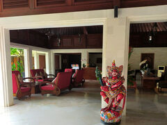 ☆グリヤサントリアン

とりあえずチェックアウト。
荷物は預かって貰う。

ここのスタッフは皆感じがいい。