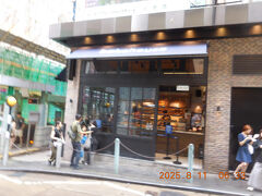 少し上ったところで混雑してるパン屋を発見（店名はベイクハウス）。香港と言えばのエッグタルトもあったので、おやつに購入。