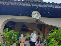 【Cerita Manisan】

まだ9時前だが、先客は1組だけ（写真は翌日昼に撮ったもの）。
どこでも座り放題だけど、ちょっと居心地が悪い。