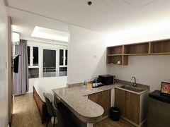 ふぁ～ついた！！

７泊するのは前回と同じマラテ地区にある三ツ星ホテル｢Regency Grand Suites｣。

50階建てのコンドミニアムで入居者あり、また複数のホテルが混在しています。

セール時に予約できたので一泊3,174円（素泊まり）、部屋は30階より上。