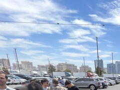 クルマ派のアメリカ人観光客が多く見受けられます。背景にはべラジオなどのカジノホテル群です。