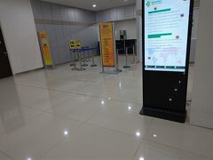 スラバヤ乗継の重要な注意点をもうひとつ。国際線ターミナル（T2）から国内線ターミナル（T1）間をタダ（無料）で移動するには一時間に1本のみ運行される赤色のバス（所要15分）しかありません。
T1⇔T2は滑走路を挟んであっちとこっち。徒歩での移動はできません。自力でタクシー（配車アプリも有効）使ってください。
我々ですか？周りの印尼人さんの助けも借りて赤い無料バスを見つけましたよ。