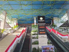 Cordia Hotel Surabaya Airport - Hotel Dalam Bandara
JPY 3,890朝食付き（byAgoda)　滑走路の見える部屋
https://maps.app.goo.gl/djaoeL7gG2J7NwnL7

翌朝の国内線出発に備えて多少割高だったけれど、こちらのホテルを予約。
部屋から滑走路は見えなくても、フロント近くの部屋を選べばよかった。安い＆便利。