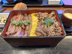 久屋大通公園を抜けて松坂屋へ。
蓬莱軒は、長蛇の列。同じフロアにあるスギモトへ。こちらはすぐに案内してもらえました。
あいもり重。
ステーキとすき焼きが両方楽しめる。