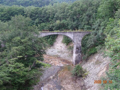 こんな感じでかつての士幌線の橋が見える。
場所によっては整備されて歩いて渡れる橋もあった。