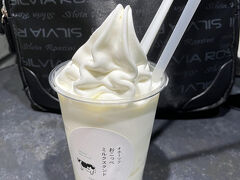 折角、梅田に出てきたのだからと奥様、恒例の阪神電車コンコースのミックスジュースを飲み、おこっぺミルクスタンドでフロートを頂き、本日の〆となりました。

今回、これまで。