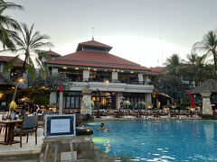 シャワーを浴びてホテル散策