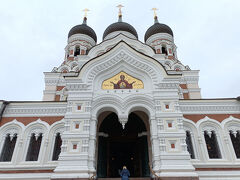 それでは正面から入場します。
残念ですがロシア正教の教会は撮影禁止でした（汗
内部の装飾は絢爛豪華でモザイクアートが特徴で、エストニア屈指のレベルなのに紹介できないのが残念です。
