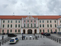 「トームペア城」
アレクサンドル・ネフスキー聖堂の真正面にあるのが、トームペア城です。
トームペア城は13世紀前半建てられた騎士団の城で、その時の権力者エカテリーナ2世の命により宮殿に近い感じになった。現在は国会議事堂になっています。