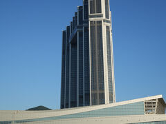 釜山一高いビルになると聞いていたので、とんでもない高さになるのかと思っていましたが、隣の青いビルより少し高いだけ。