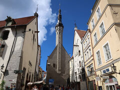 タリン旧市庁舎（Raekoda）が見えます。