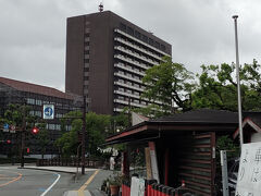　熊本城の近くにある熊本市役所に着きました。