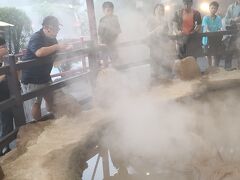 　雲ができるのと同じ原理で、線香の煙を吹きかけると白煙が大きくなります。