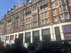 KNIGHTSBRIDGE（ナイツブリッジ）駅を出たらこんな感じ