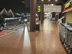 インドネシアは2度目。前回は直行便で来ました。
前回となんか空港の様子が違うな～

カプセルホテルへ行きましょう。
よく分からんので係員に聞くと…
「ここは第2、貴方のホテルは第3だよ。」
やっちまった。日本からの便は基本第3なんですよ。そこで思い込んじゃった。

さっきからうざいおやじが寄ってきてます。
「トレインクローズ、シャトルバスクローズ。さあタクシータクシー！」
トレインはそうですが、バスはどうも怪しい。
もう一度係員員に尋ねると
「上の階へ行って。バスがある。」
ほら、やっぱり。（笑）

上の階に行くと「3番乗り場へどうぞ。」
そこにバンが待っており、私ひとりを乗せるとすぐに発車。1:33頃
すぐに着くかと思ったらぐるぐるぐるぐる…
そんな複雑な構造なんですね。