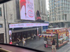 ここDominion Theatreでは「The Devil Wears Prada 」のミュージカルをやっていました
芝居じゃなくて、ミュージカル？？？
後日よく見たら音楽は、Elton John ！！
気になるなぁ