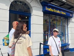 その目的のお店は
Yuちゃんが教えてくれた「London Beatles Store」です
私とYuちゃんは真剣にお買い物