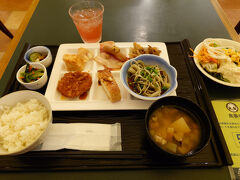 おはようございます。３日目、最終日の朝です。
いやー、実はこの日はさっそく早朝からトラブルがありまして…。

今回はホテルの公式HPから１泊朝食付で予約していたのですが、昨日のチェックイン時には特にプランの確認もなく朝食券も渡されなかったので、当日レストランに直接行けばいいのかと思っていました。

しかし実際行ってみるとやはり朝食券が必要だったようで、フロントに申し出に行きました。
「昨日のチェックイン時に朝食券をもらっていないようなのですが…」
「お部屋番号教えていただいていいですか？」
「〇〇〇です。」
「確認しますね。・・・・・・素泊まりでのご予約のようです。」

は？
そんなことあんの？？

いやいやそれはおかしいと思い、
「え、そんなことないと思いますけど？」
「もう１度確認いたします…」
係の若い女性の方はまた再びカタカタ端末を操作しました。
「一応これが予約した時の画面です」
とスマホを見せようとしたものの、係の方は端末からこちらに目を移すこともせず
「今確認しておりますのでもう少々お待ちくださ～い」
とスルー（泣）

見てくれねぇのかよ。

少しして確認が取れたのか、朝食券の紙を取り出してデート印をガシャンと押すと
「朝食付きであることが確認できましたのでこちら朝食券になります。」
と何事もなかったように渡してきたのです…。

普通こういう時は「すみません、こちらのミスでした」と一言謝罪があっていいもんなんじゃないでしょうか？

終始無表情で機械的な対応をされて、我ながら珍しく結構カチンときた瞬間でした。

まあなんとか朝食にはありつけましたけど。