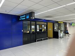 https://4travel.jp/travelogue/12009304
↑タイ編から続きます。

バンコクドンムアン空港からエアアジアでジャカルタへ向かいます。

その前にバンコク市内をうろうろしましたが、ドンムアン空港の荷物預かり所を利用してみました。

場所は2階の国内線と国際線のターミナルを繋ぐ通路の途中。
写真のとおりの施設。せっかくの施設なのに目立たなくてもったいない。
荷物1個、24時間で75バーツ。
ちなみにこの周囲、椅子もいっぱいあるのに人も少なく空港職員の格好の休憩場所になってました。