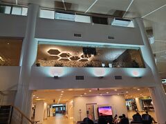 バンダルスリブガワンのスカイラウンジに直行です。アルコールはない（しつこい）です。バリ島への航路があれば今後もありかなロイヤルブルネイ。スラバヤ前後泊が結構面倒でした。
同航空会社でジャカルタ乗継もシミュレーションしましたが面倒くささは一緒。ジャカルタ乗継は何度も経験済。