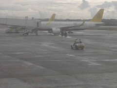 雨空のバンダルスリブガワンに定刻着陸しました。
