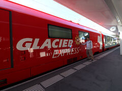 4日目はサンモリッツ駅（始発）から氷河特急に乗車。22年前にも乗ったが、近年車両が更新されて新しくなり、エクセレンスクラスが誕生した。