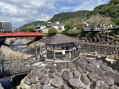 独鈷の湯
両岸に足湯有