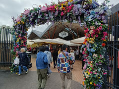 駅前に穴場スポット「バルト駅前市場」があります。
大きな市場で一周するのに時間がかかります。
