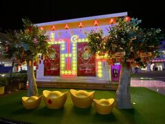 地下鉄＆高鐡、桃園駅前のグロリアアウトレットの
まだまだ春節のイルミネーションも眺めて。