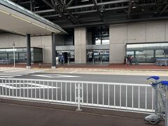おはようございます。
今日から1５日間のバリ島旅行の始まりです。

いつもマイカーを空港近隣の駐車場に預けていますが、15日間で7,200円ほど。安いし固定式で安心。