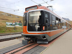 ェルマットでゴルナーグラート鉄道に乗り換える。ここは山岳鉄道で、全線が例のラックレール。ゴルナーグラート鉄道に乗ると、角度的にマッターホルンがよく見える。
