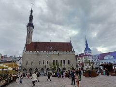 「ラエコヤ広場」は多くの観光客で賑わっています。
タリン旧市庁舎と尖塔が目立ってます。