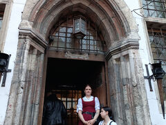 綺麗なお姉さまが案内してくれます。

主人が疲れたようでここで休憩、店も承諾してくれました。
私はお仲間ともう少し散策