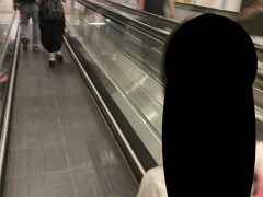 シンガポールのチャンギ国際空港
夜の２：３０発です
飛行機に乗る直前に靴下履いたり冬服を出したりしましたが
搭乗直前が眠くて眠くて並びながら寝てました