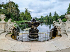 ケンジントンガーデンズをどんどん進むと、隣接するハイドパークに入って行く。その境目にあるサーペンタインという池に設けられたイタリア式庭園の噴水