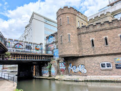 古めかしい建物だ。