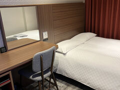 ここで、同行者と別れ、私はもう１泊。
１人なので、人形町のビジネスホテルです。ヴィアインプライム日本橋人形町。
デスクが広いのが、ありがたい。