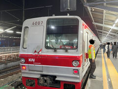 ホテルにチェックイン。
ちょっと暗いな、と思ったらライトが一つ不点灯です。
フロントに電話すると、速攻で取り替えました。
これ、切れてから都度交換すりゃいいじゃん、てつもりなんじゃ。
ホテルのスタッフは皆にこやかでした。インドネシア流と解釈しておきましょう。
日本なら（いやインドネシアでも高いホテルなら）、最初から不都合が起きる確率を限りなくゼロに持ってこうとするんでしょう。

さて、ちょっとだけ乗り鉄します。

■KAIコミューター　マンガブサール→ジャカルタコタ→マンガブサール
やって来たのは東京メトロ6000！
千代田線ですね。
自分の街を走ったかも知れない電車に南半球で出会いました。

ジャカルタコタまで行きました。
上野駅か大手私鉄のターミナル駅みたいな作りです。
日本人の鉄ちゃんなら行ってみるべし。
…と思ったら長レンズ構えた日本人らしき若い男子がw
集中しておられるようだったので、お声をおかけするのは控えました。