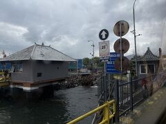 下船もバスに乗ったまま。バリ島に上陸です。
ジャワ島とバリ島では時差1時間あるのて時計の針を戻します、

このまま、デンパサールに向かいます。

※この数日後。悪天候でジャワ島～バリ島間のフェリーが沈没し死者と多数が行方不明というニュースがありました。。その後の情報がないのですが、、
亡くなられた方のご冥福をお祈りします。