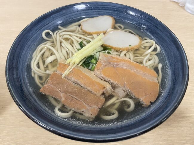 出汁の香りがとても良い。麺は嚙みごたえのあるワシワシした麺(友人が使っていた表現を借用、硬いわけではないがつるんとした喉越しはない)で好きなタイプではないけど、地元でこの味が食べられることが嬉しくて満足感は大きい。税込981円