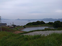 海を見下ろすと中江ノ島が小さく見えます。