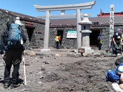 ようやく たどり着いた 
富士山頂奥宮「頂上浅間大社」
　