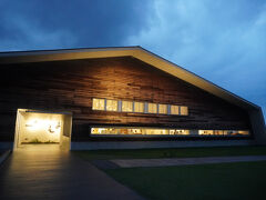 元気が回復したところで、ちょっと心残りだったアクアイグニス アネックスに向かいました。
とっても評判がいい温泉と食の総合リゾートです。湯の山温泉の麓といった場所。湯の山温泉の方は古くからの温泉地で観光の中心はそちらだと思いますが、この施設ができて人の流れも少し変わったかもしれません。つまり、ひとつの施設としてこのレベルの快適度は湯の山温泉の方にはありませんからね。