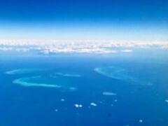 グレードバリアリーフが見えたんです♪
飛行機の窓を通してだから写真は微妙だけど（笑）