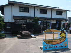 サイクリングを続けます。ぐるっと松江堀川めぐり（松江堀川ふれあい広場乗船場）に来ました。この近くに「マンモーのねぶた」というB級スポットがあるはずだったのですが、見つけることができませんでした。