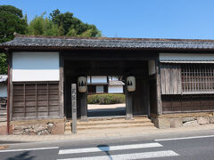 武家屋敷。
あまり興味がないので入口だけ眺めて先に進みます。